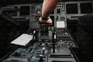 Cabina de avión con piloto antes de despegar foto de archivo. Concepto de vías aéreas