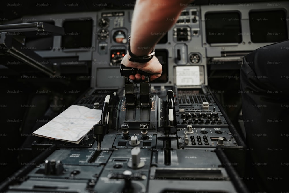 Kabine des Flugzeugs mit Pilot vor dem Start Stockfoto. Airways-Konzept