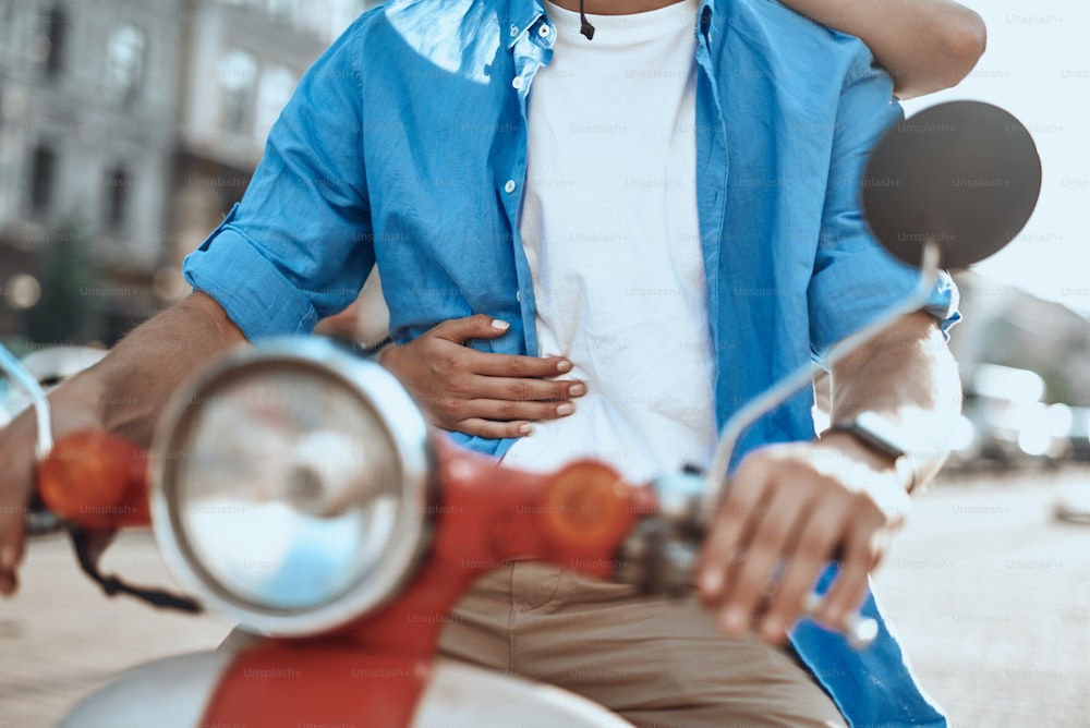 Foto ritagliata di una persona sulla moto con le mani sul manubrio