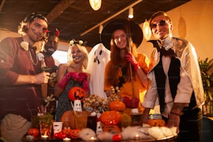 Portrait d’adultes portant des costumes d’Halloween posant faisant des grimaces à la caméra lors d’une fête en boîte de nuit, espace de copie