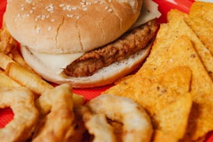 um hambúrguer e batatas fritas em um prato vermelho