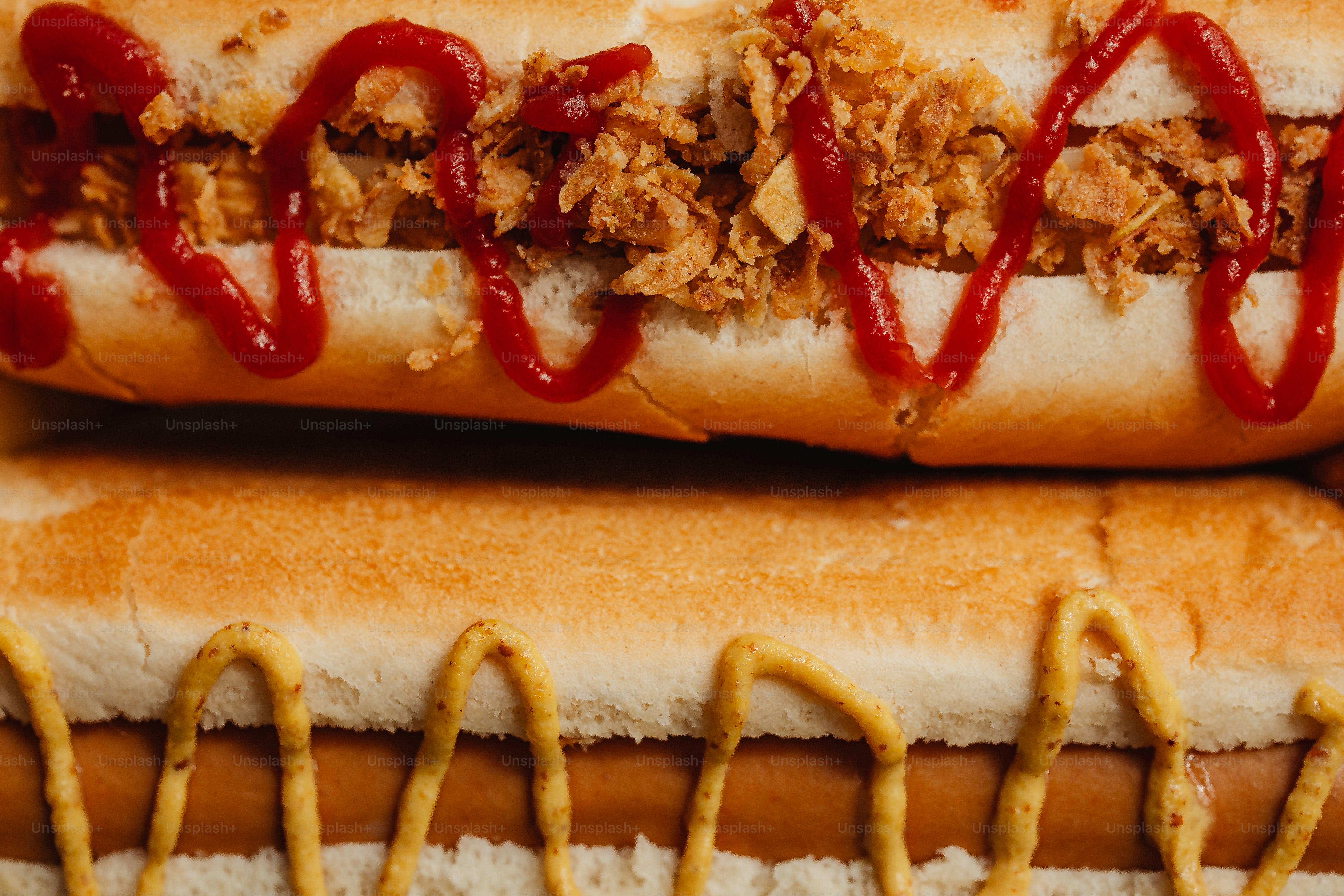 Eine Nahaufnahme von zwei Hot Dogs mit Ketchup