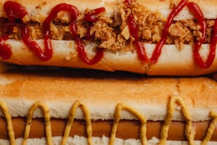 Eine Nahaufnahme von zwei Hot Dogs mit Ketchup