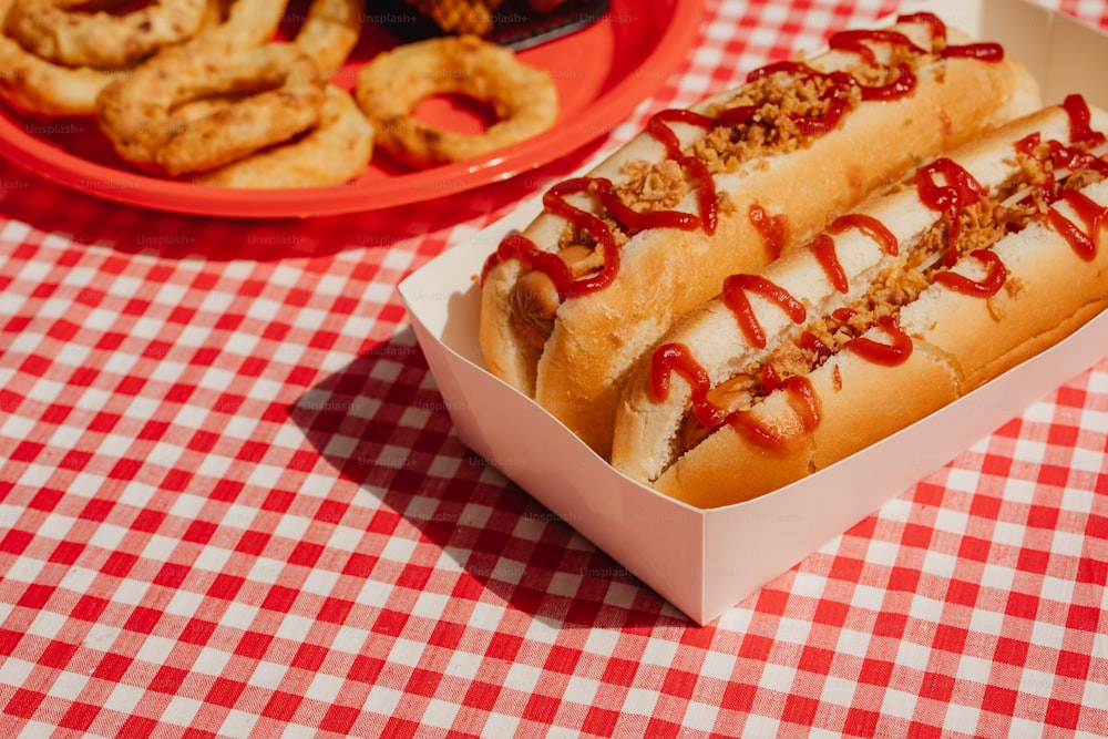 ein paar Hot Dogs, die auf einem Tisch sitzen