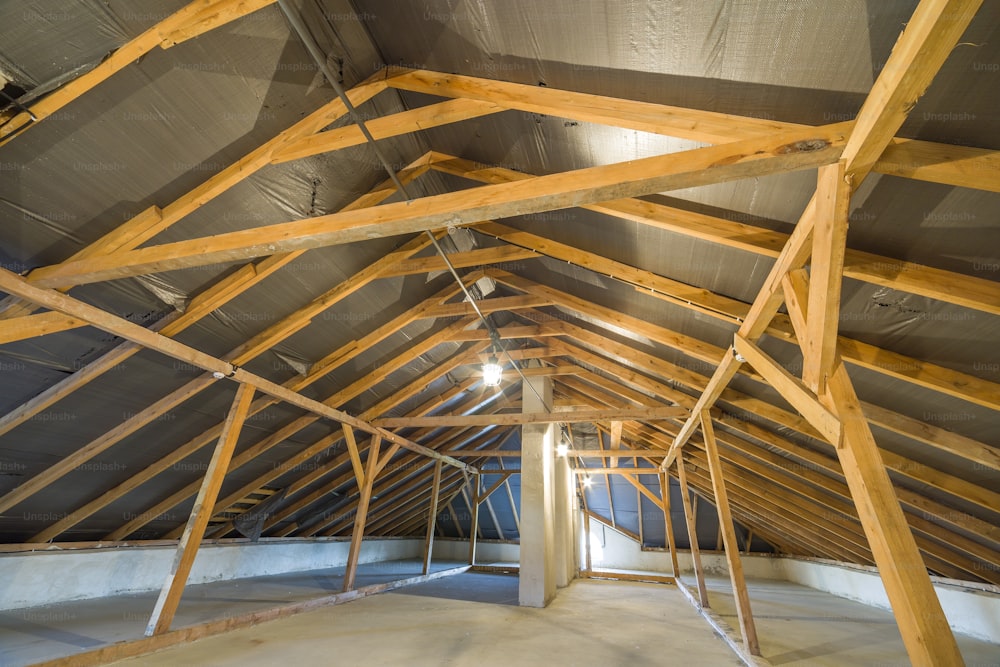 屋根構造の木製の梁を持つ建物の屋根裏部屋。