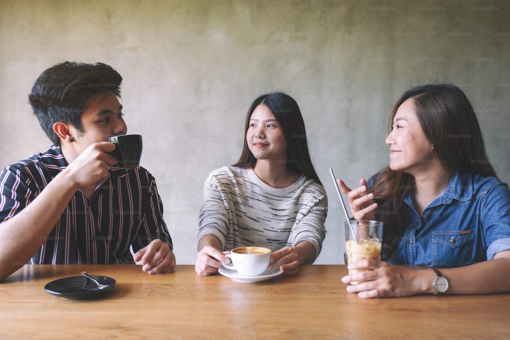 Imagen de primer plano de amigos disfrutando hablando y tomando café juntos en la cafetería