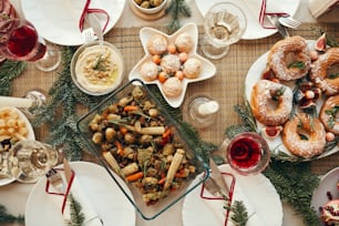 Fundo da vista acima da bela mesa de Natal com deliciosa comida caseira decorada com ramos de abeto, espaço de cópia