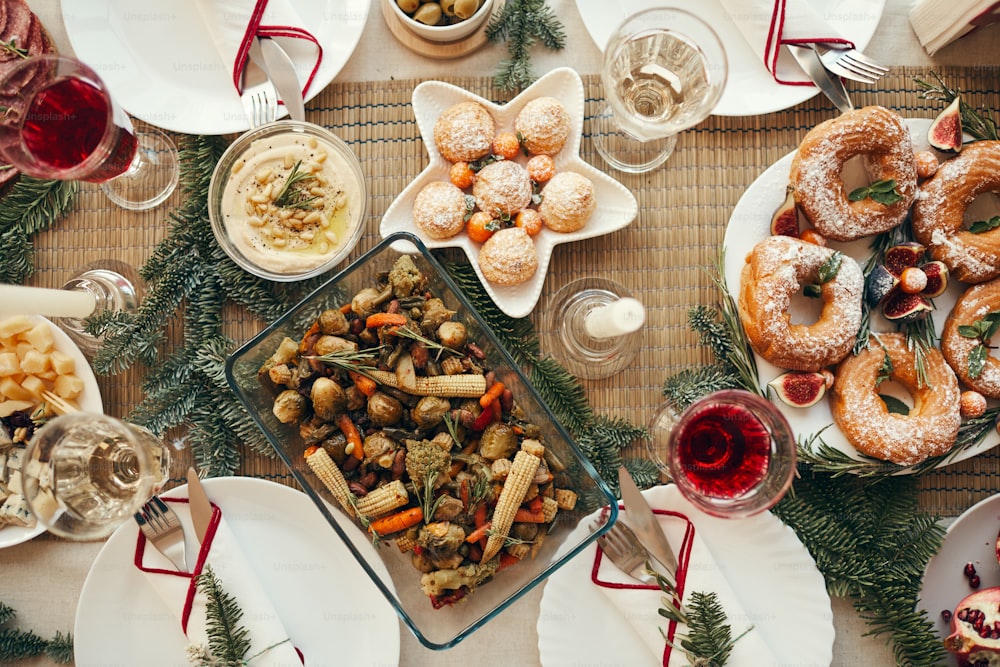 Vue ci-dessus arrière-plan de la belle table de Noël avec de délicieux plats faits maison décorés de branches de sapin, espace de copie