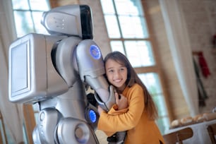인간 dn 로봇. 로봇 친구와 함께 기분 좋은 귀여운 소녀