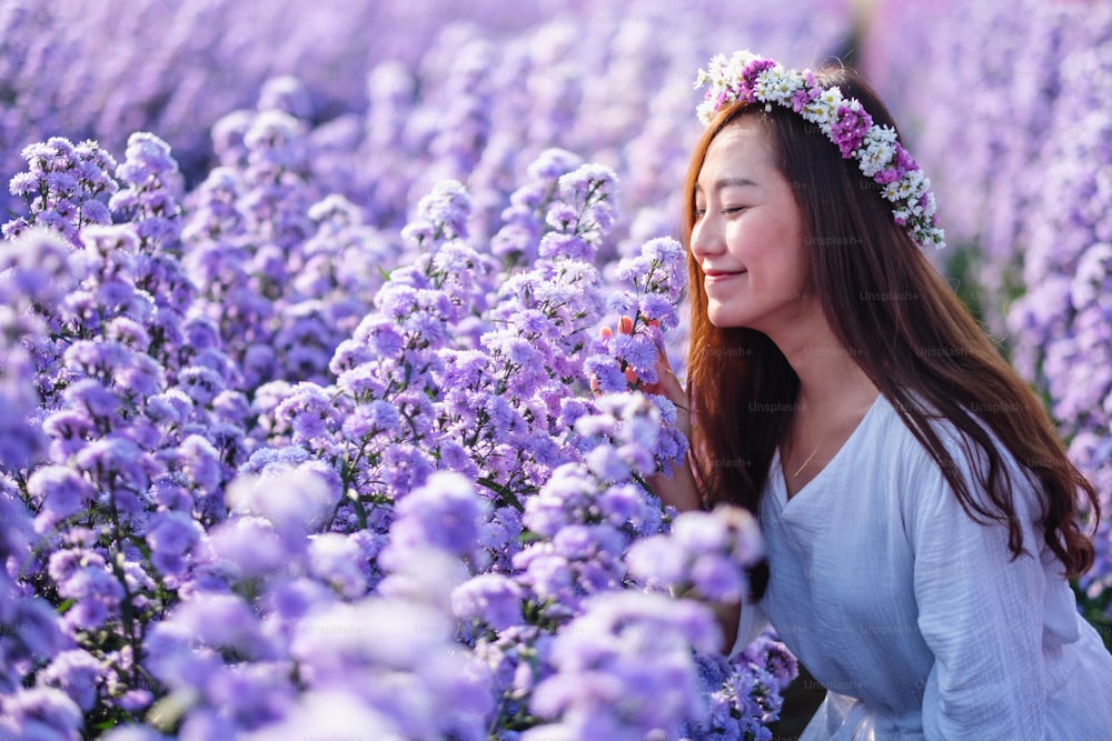 Image portrait d’une femme asiatique dans un magnifique champ de fleurs Margaret