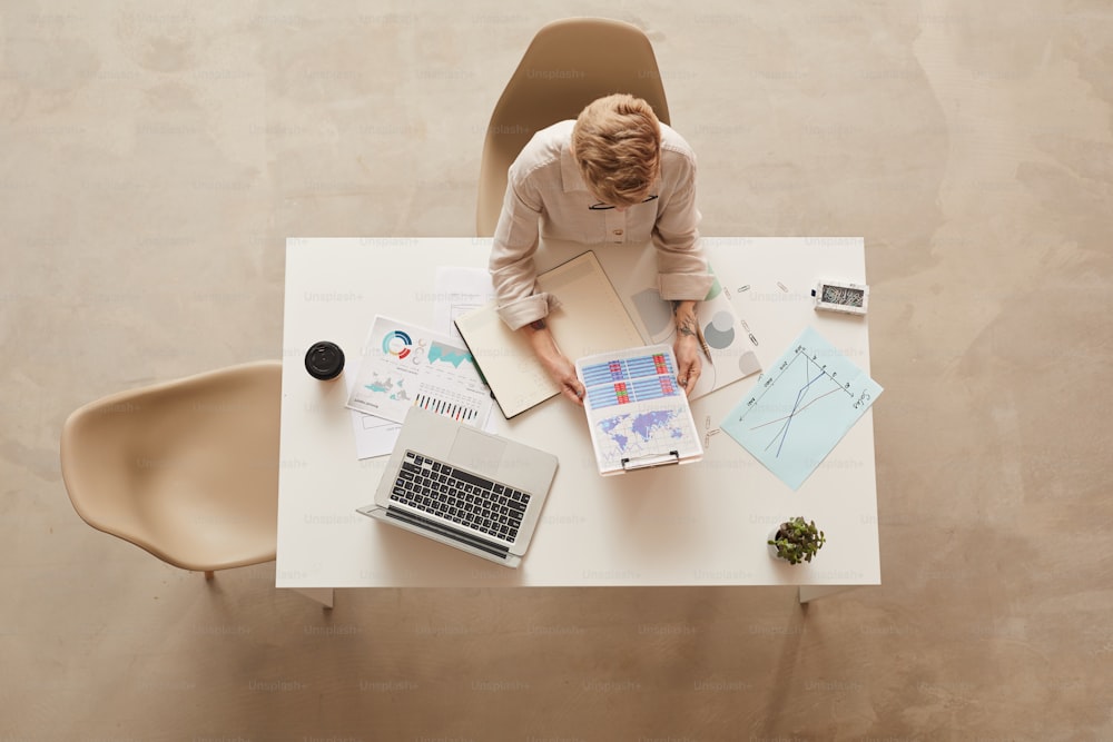 Draufsicht Hintergrund der modernen Geschäftsfrau, die ein Dokument hält, während sie am Tisch sitzt, Kopierraum