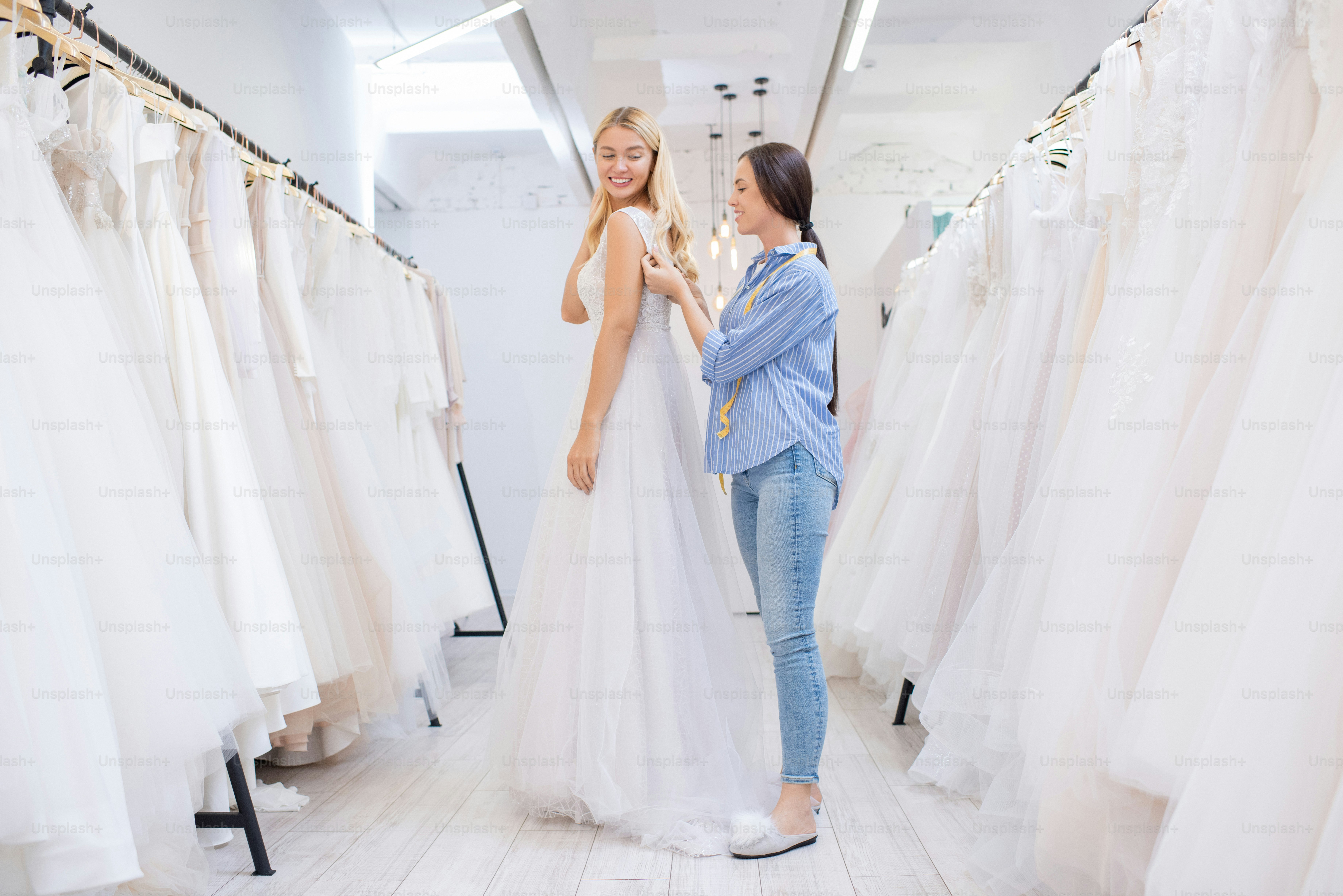 Vera Wang gelinlik koleksiyonu 2026, modern minimalist tasarımlar, beyaz ipek ve organze detaylar, catwalk görüntüsü