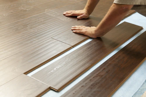 Colocación de tablas de piso laminado en una vivienda de Peñaflor