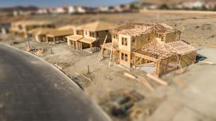 Vista aérea do canteiro de obras de novas casas com desfoque Tilt-Shift.