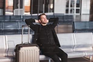 Atraso de voo. Um homem entediado esperando seu voo atrasado