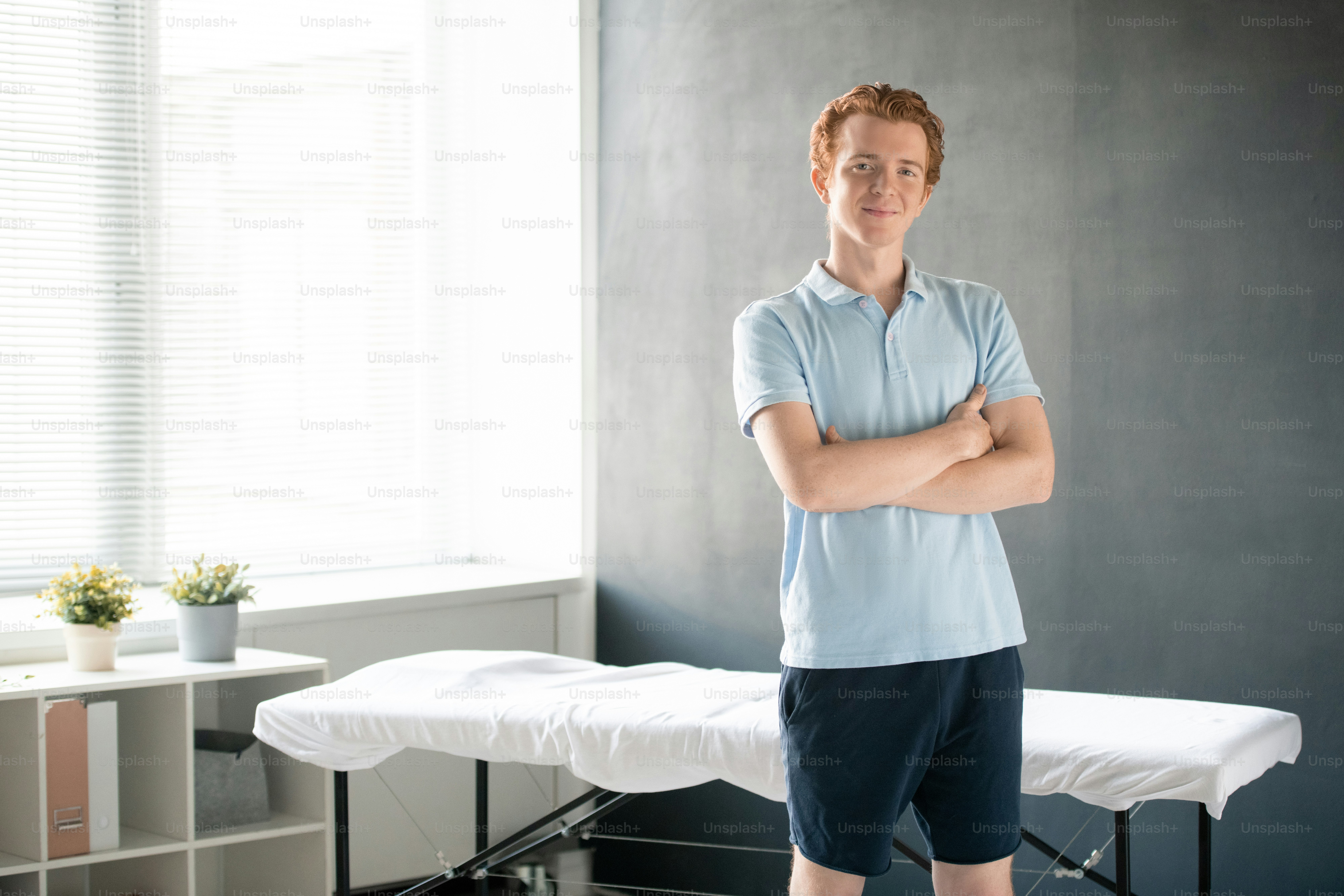 Un jeune physiothérapeute professionnel ou un autre clinicien croisant