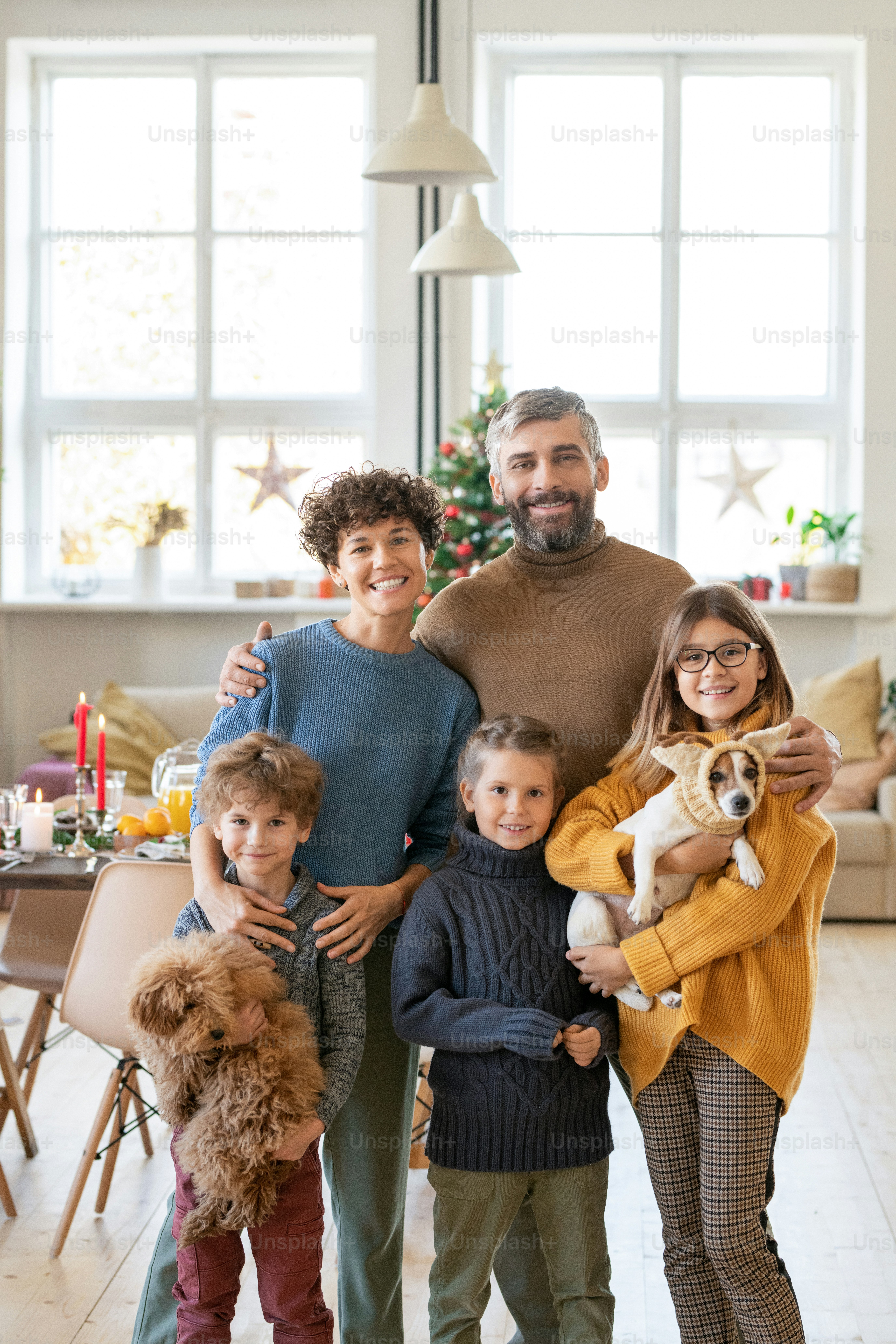 Jovem grande família feliz de pais, três crianças e seus dois animais de  estimação bonitos em pé na sala de estar no dia de Natal contra servido  mesa festiva foto – Imagem, image size:3000x4500