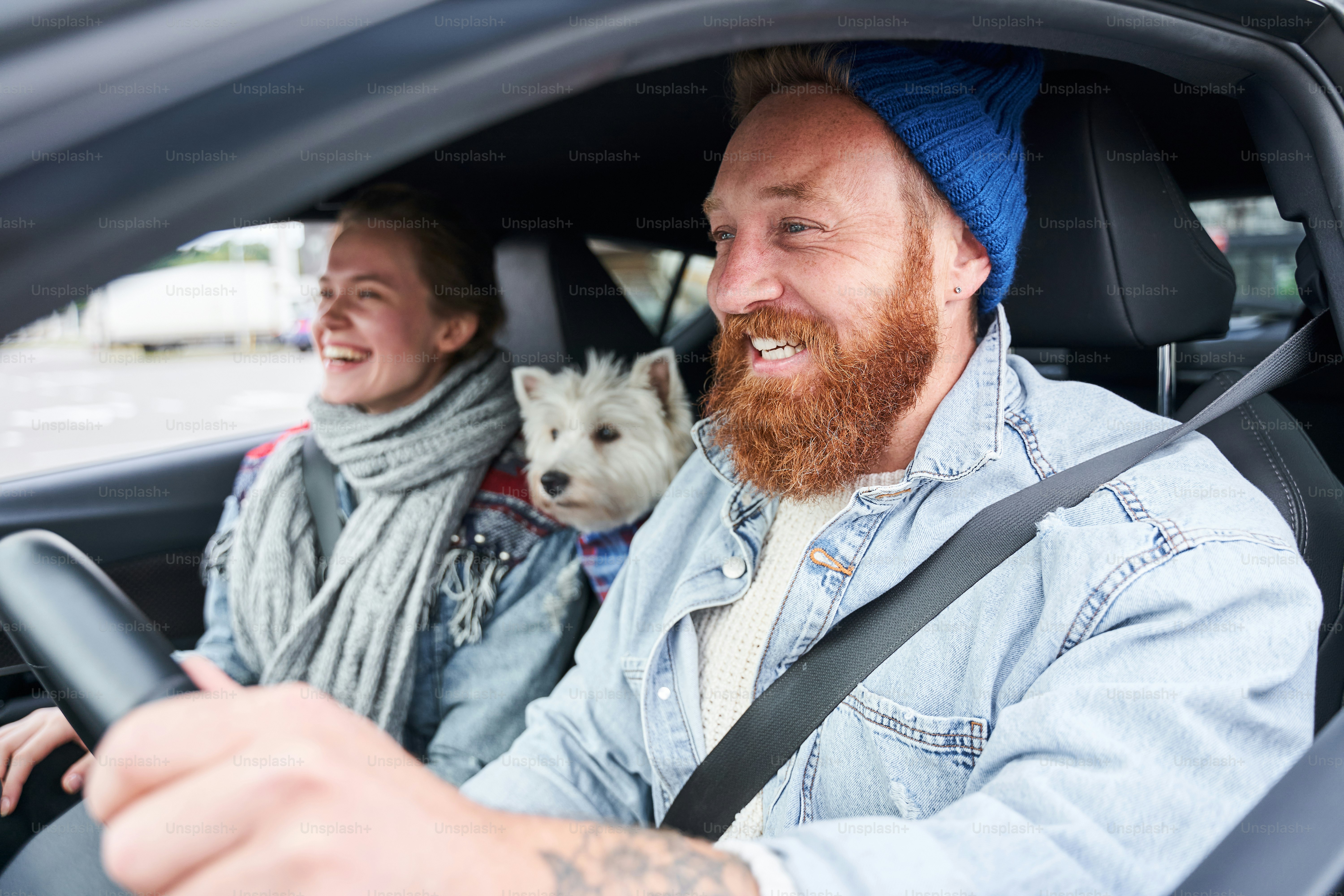 Primer plano de una familia feliz conduciendo juntos en un automóvil y mirando la carretera con emociones positivas. Viaje por carretera, viajes, vacaciones de verano y personas