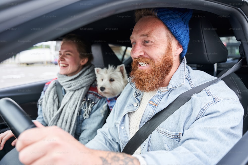 Perto de família feliz dirigindo juntos em um carro e olhando para a estrada com emoções positivas. Road trip, viagens, férias de verão e pessoas