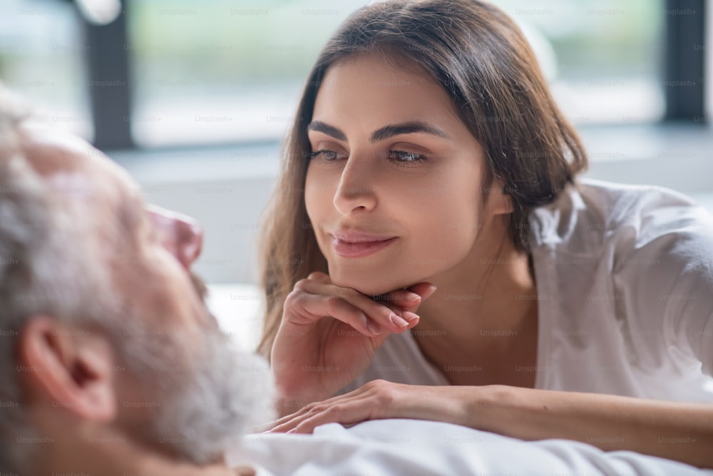 Starke Beziehungen. Eine Frau, die ihren Mann mit Liebe ansieht