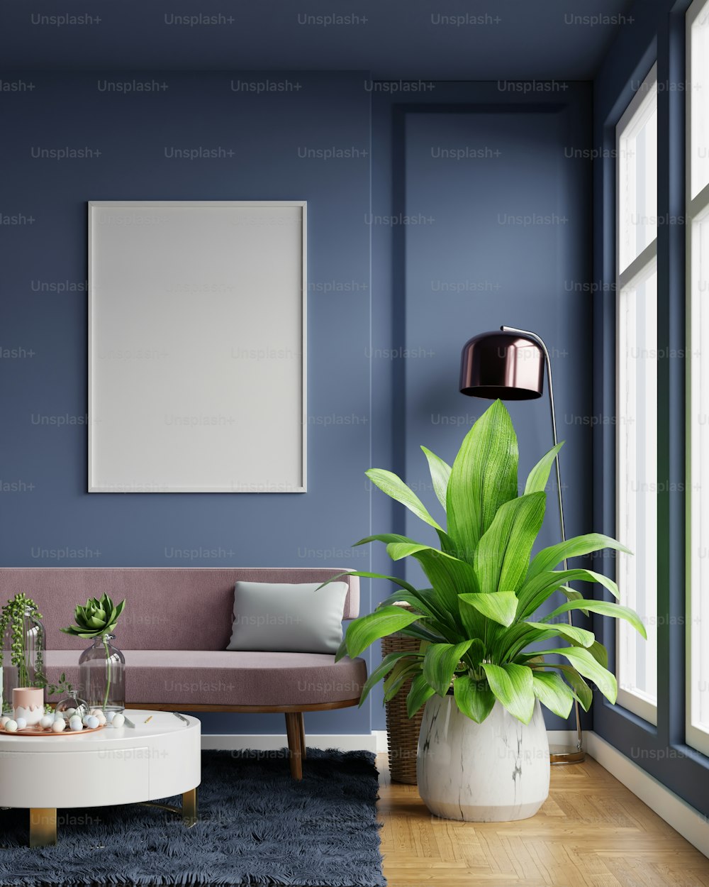 분홍색 벨벳 소파가 있는 거실 내부의 빈 짙은 파란색 벽에 세로 프레임이 있는 포스터 모형.3D 렌더링