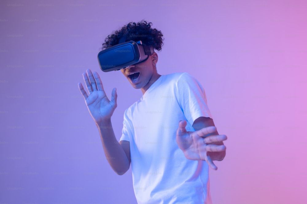 VR입니다. VR 안경을 쓰고 즐겁게 지내는 아프리카계 미국인 젊은 남자