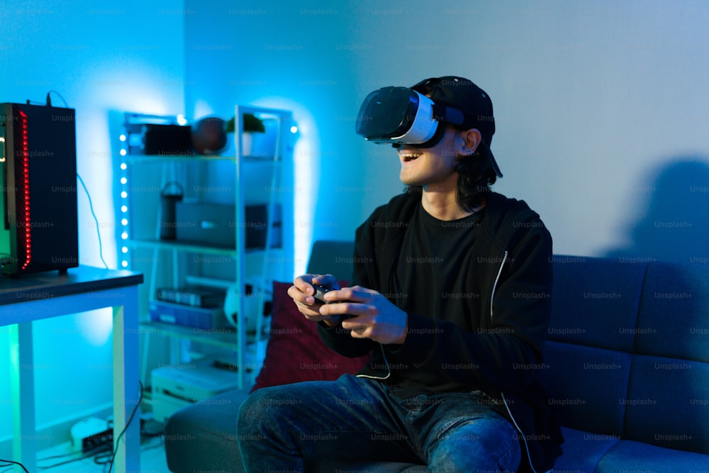 Jovem feliz sorrindo e se sentindo animado enquanto usa óculos de realidade virtual e um controle remoto para jogar um videogame
