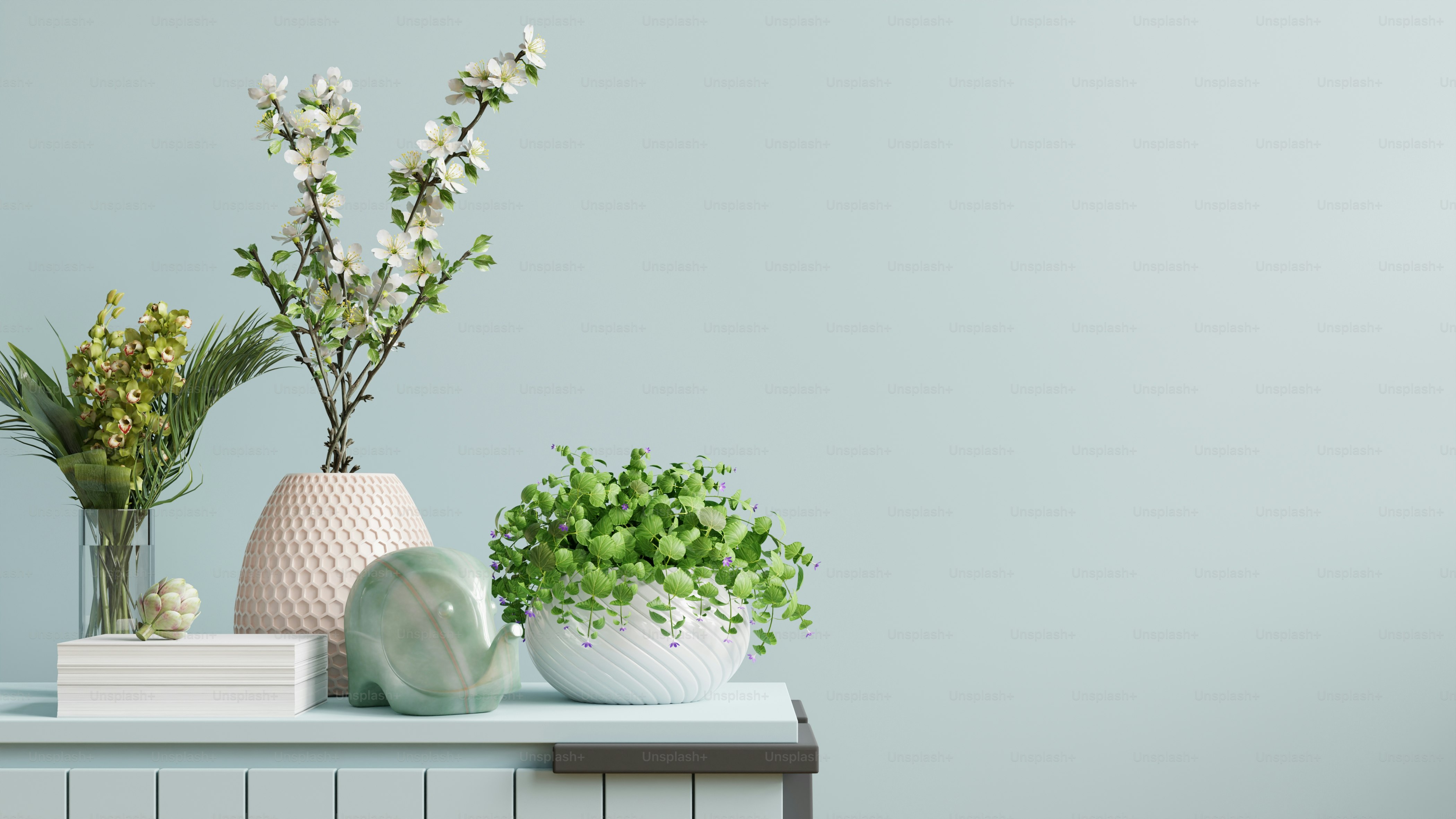 Maquete de parede interior com planta verde, parede azul clara e prateleira.3D renderização