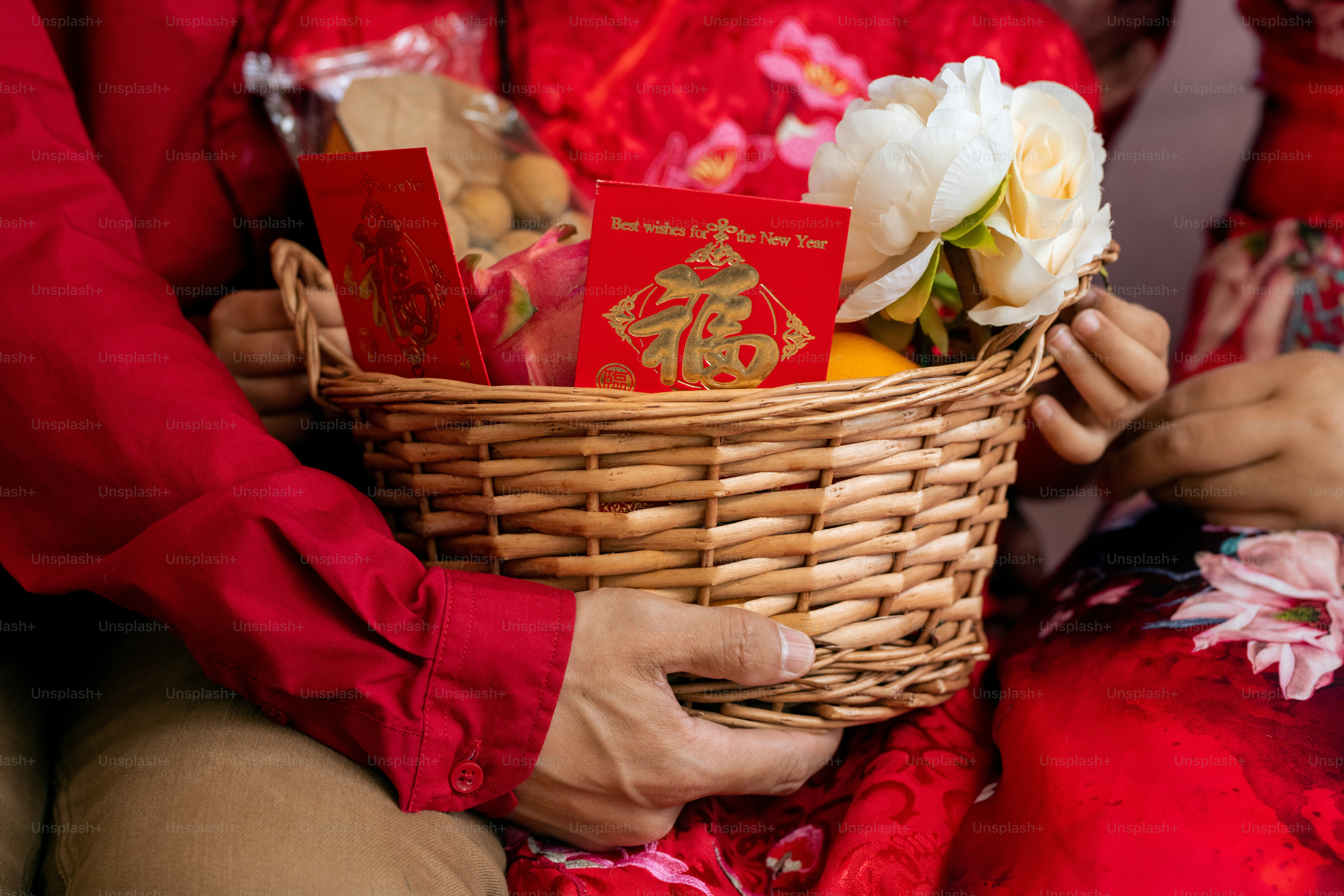 Panier avec fleurs blanches et cartes postales du Nouvel An chinois