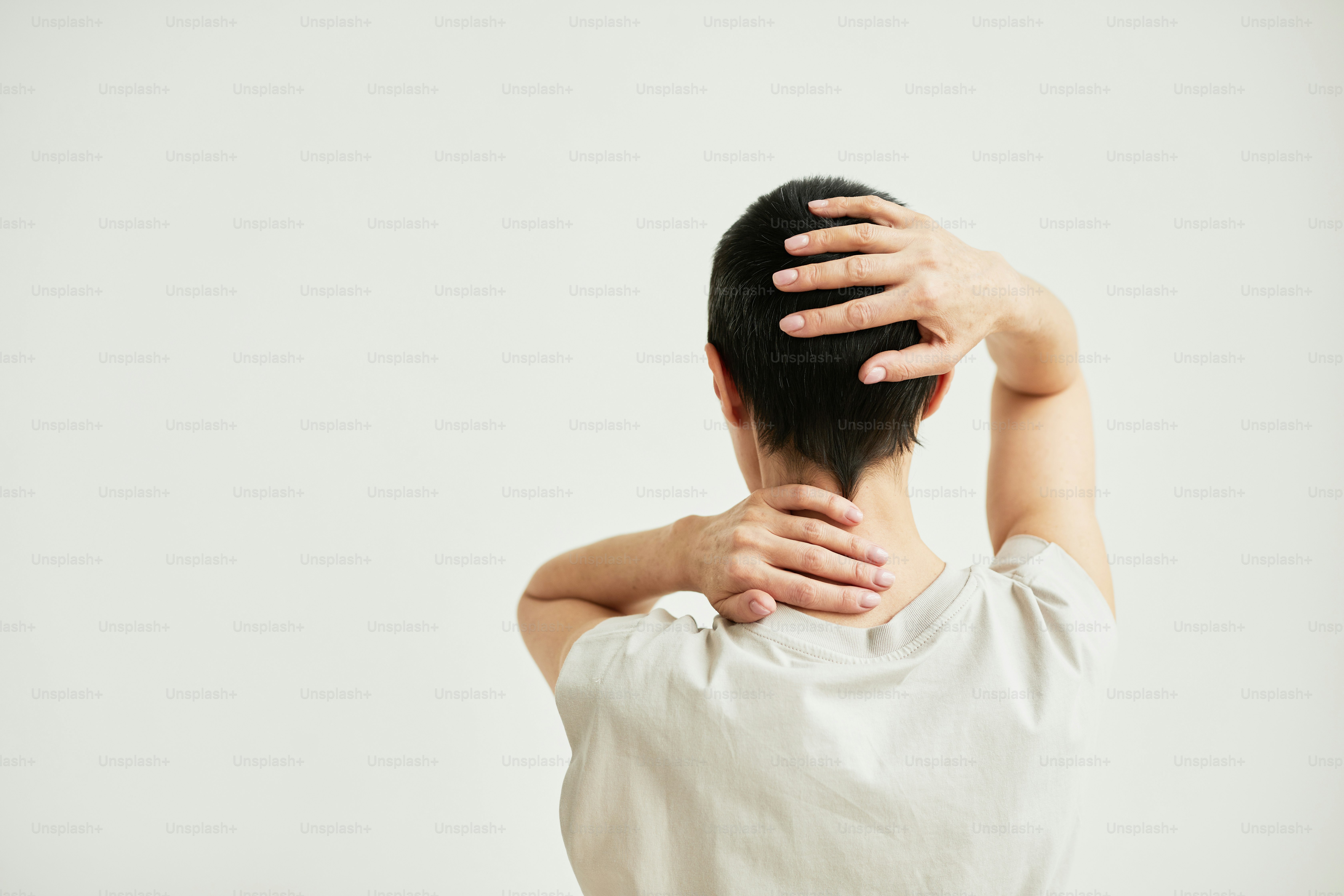 Minimales Rückansichtsporträt einer selbstbewussten Frau mit kurzen Haaren, die die Genesung feiert, Kopierraum