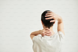 Retrato minimalista da vista traseira da mulher confiante com cabelo curto celebrando a recuperação, espaço de cópia