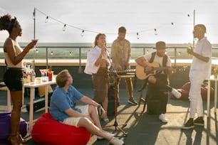 Gruppo musicale che si esibisce per amici interculturali alla festa sul tetto