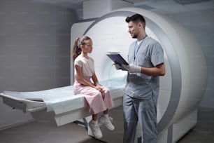 Radiologista contemporâneo consultando pouco paciente antes do exame de ressonância magnética