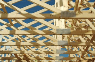 ein Bild einer Holzkonstruktion mit einem Himmelshintergrund