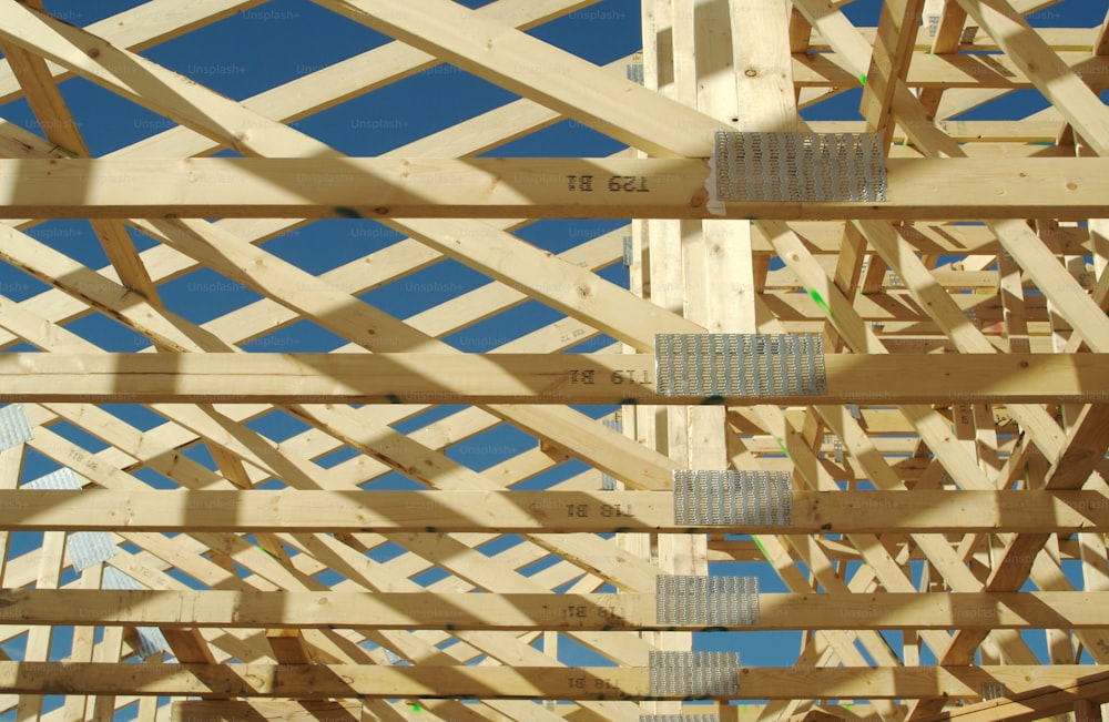 une image d’une structure en bois avec un fond de ciel