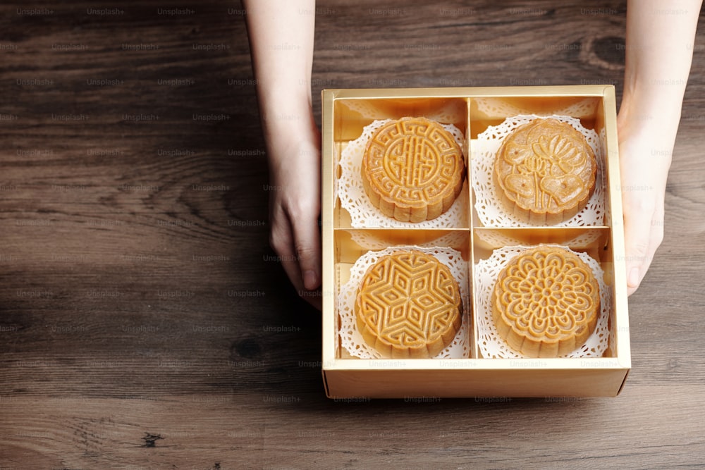 Quattro mooncake con vari ripieni in scatola confezionati per il festival di metà autunno