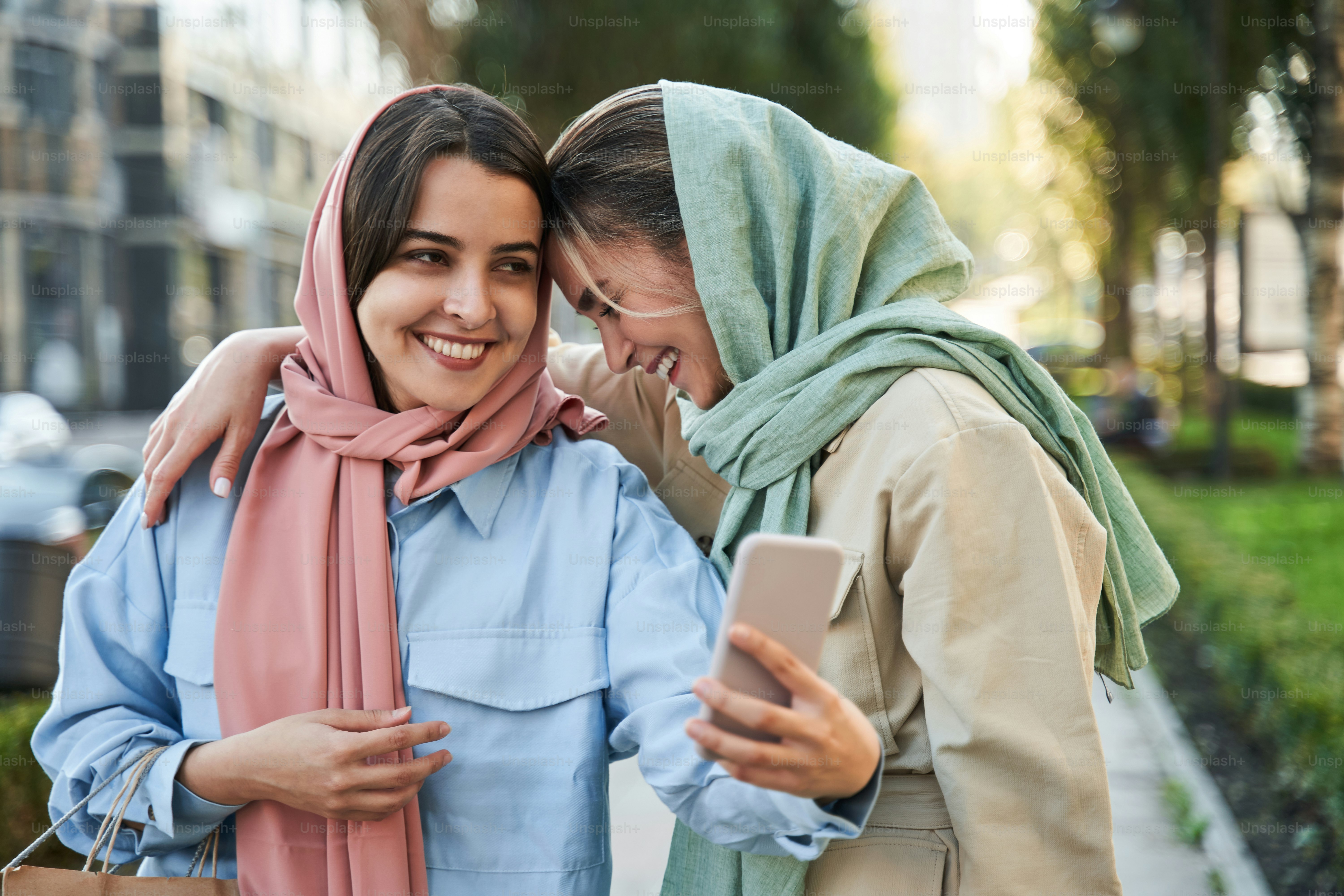 Bela selfie. Cintura para cima de mulher árabe jovem sorridente vestindo abayas tirando foto de autorretrato enquanto se ligam uns aos outros. Mulheres millennial felizes fazendo selfie na câmera do smartphone de boa qualidade