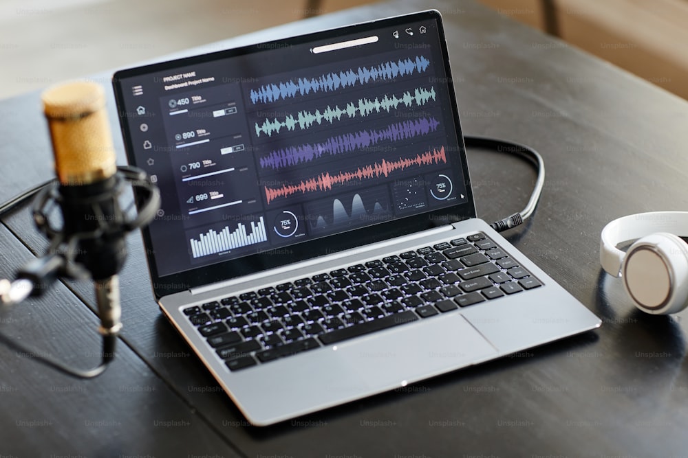 Imagem de fundo da configuração do estúdio de gravação com microfone e faixas de áudio na tela do laptop, espaço de cópia