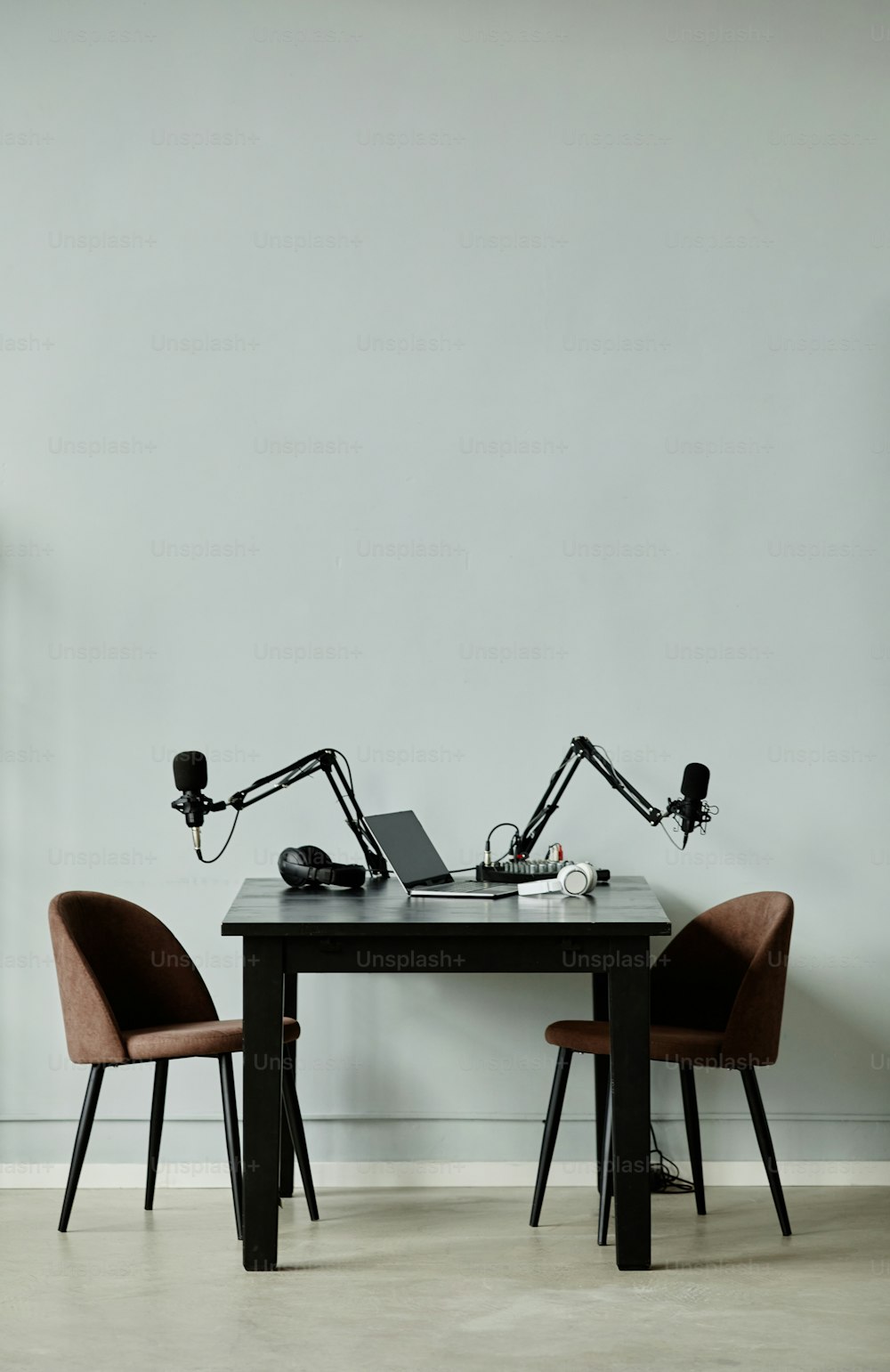 Vertikales Hintergrundbild eines Podcast-Aufnahmestudios mit zwei Stühlen, Kopierraum