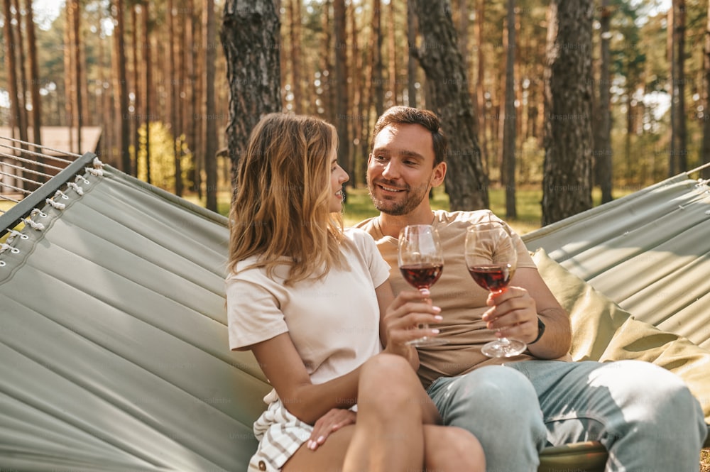 Celebración. Pareja feliz que se ve enamorada mientras celebra su aniversario