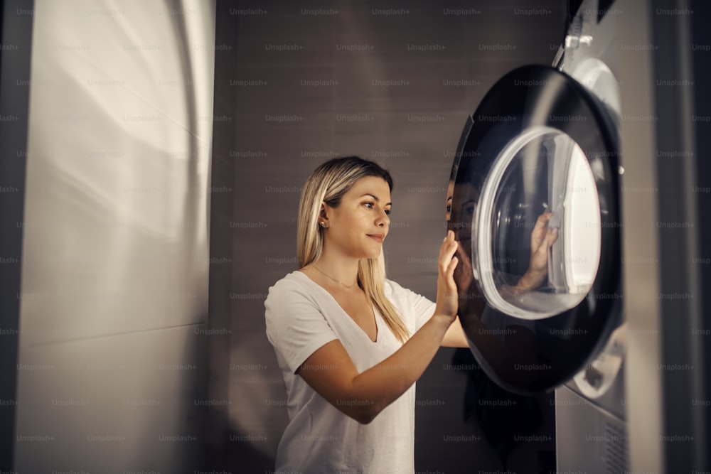 Une femme au foyer faisant la lessive la nuit.