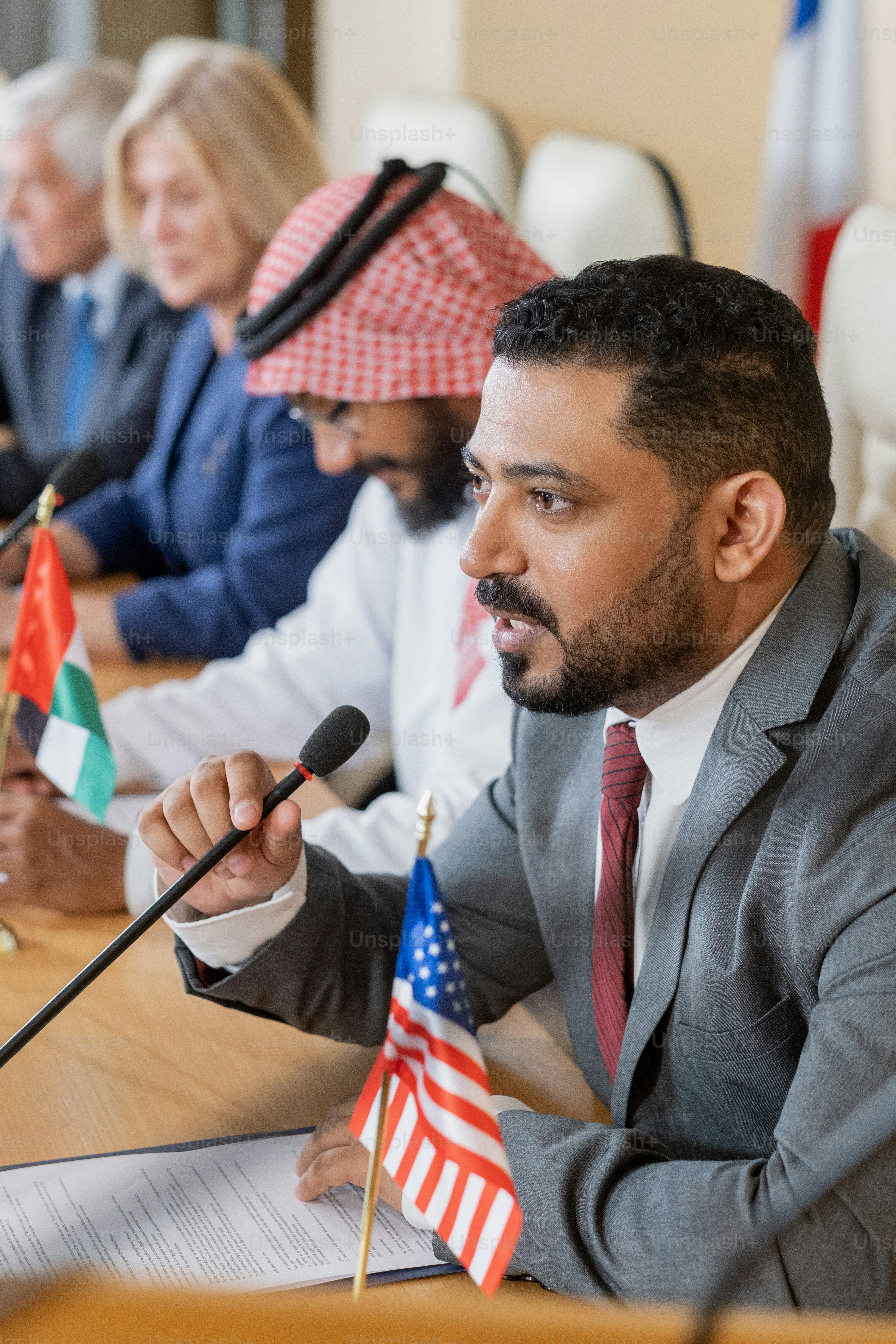 حفتر يلتقي وزير الدفاع الروسي في موسكو لتعزيز التعاون العسكري