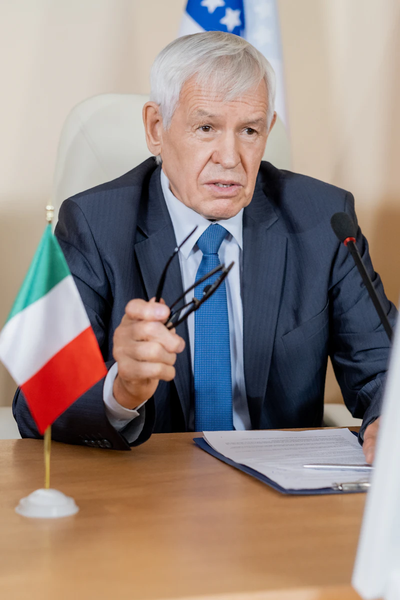 Ritratto del Notaio Edoardo Marchetti, alla scrivania con bandiera italiana