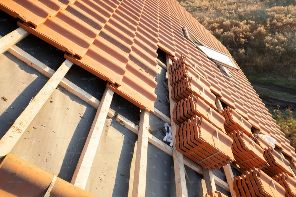 建設中の住宅の屋根を覆うための黄色のセラミック屋根瓦のスタック。