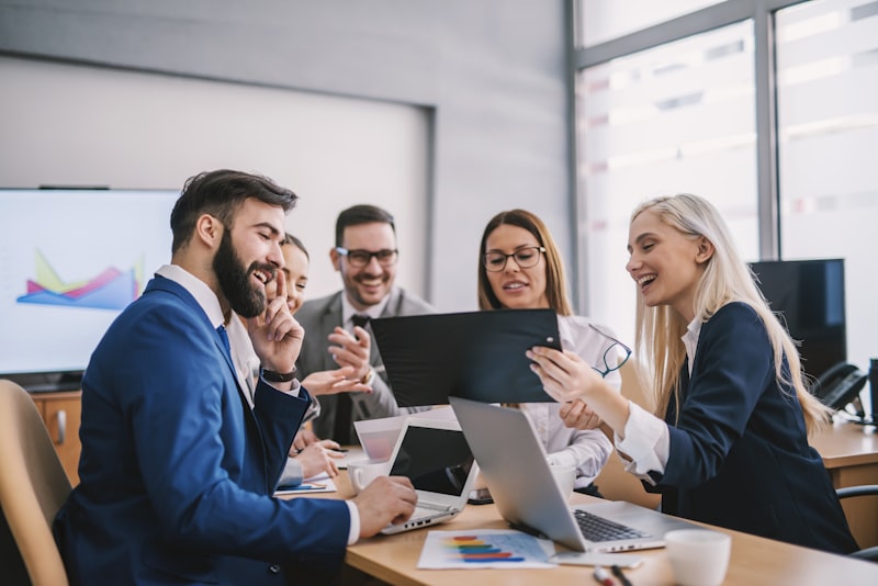 Reunião corporativa em escritório moderno