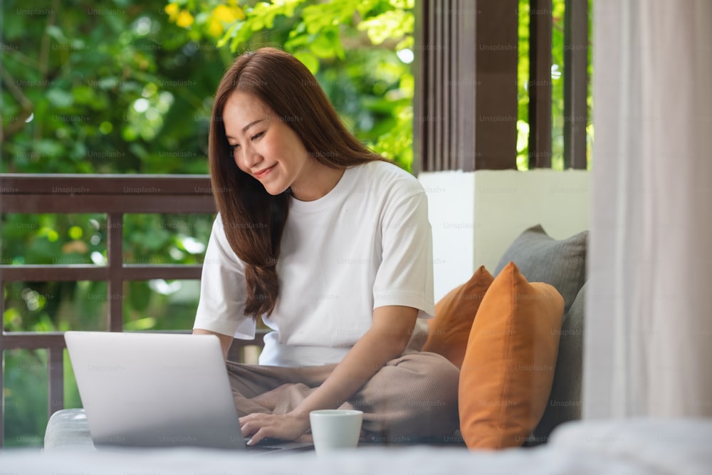 Imagen de retrato de una mujer joven que usa una computadora portátil para trabajar o estudiar en línea en casa