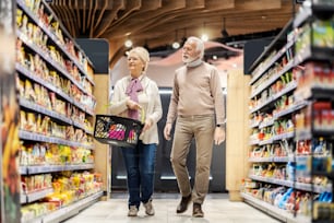 슈퍼마켓에서 쇼핑하는 조부모.
