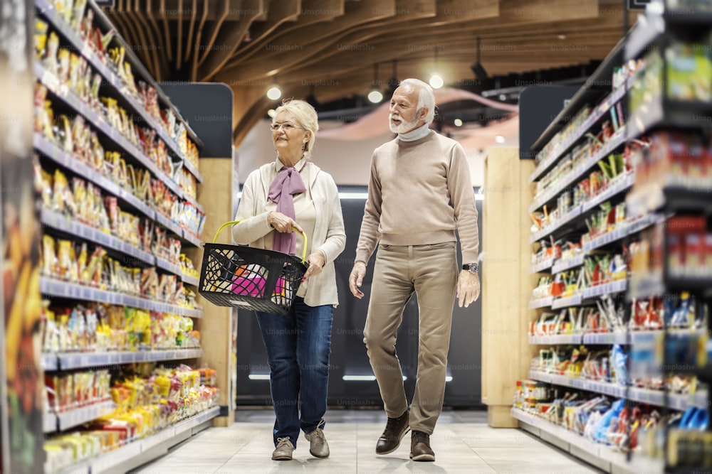 Großeltern beim Einkaufen im Supermarkt.