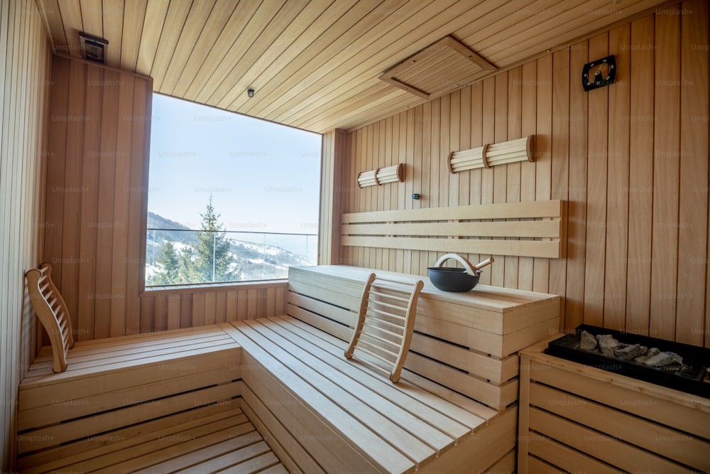 Vista en la sala de sauna de madera vacía con accesorios de sauna tradicionales