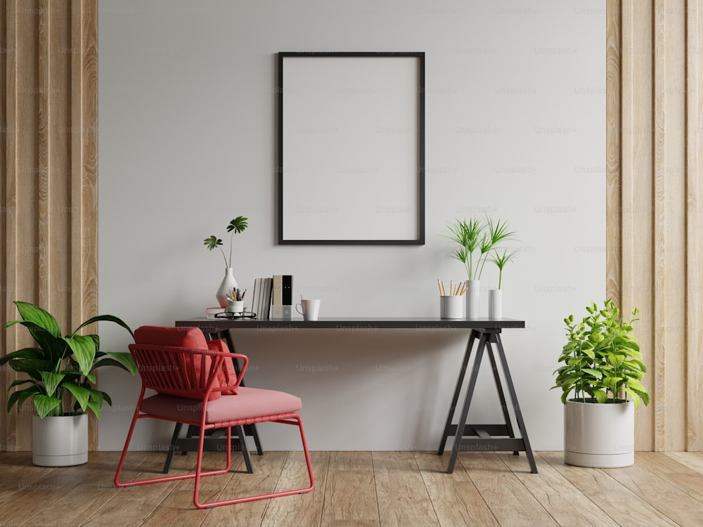 Poster-Mockup mit vertikalen Rahmen auf leerer weißer Wand im Wohnzimmer-Interieur mit rotem Sessel.3d Rendering